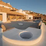 Maera Maximus Mykonos Town